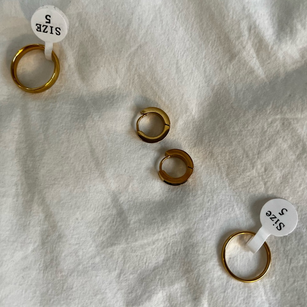 Jewelry Bundle - Size 5 Rings & Huggie Earrings